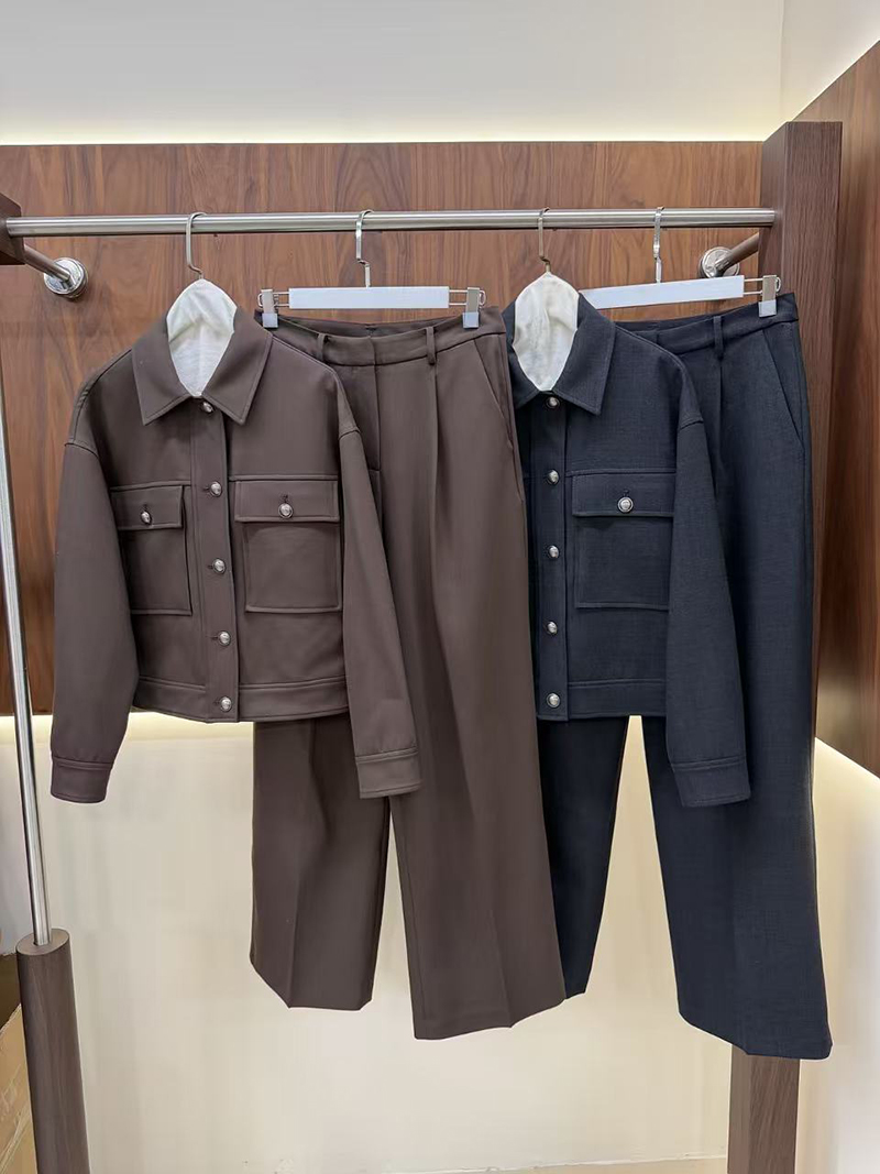 Wool Suit Jacket - เสื้อแจ็คเก็ตคาร์โก้คอปกและกางเกงขายาวเอวสูงทรงขากว้าง ชุดสองชิ้นสำหรับผู้หญิง